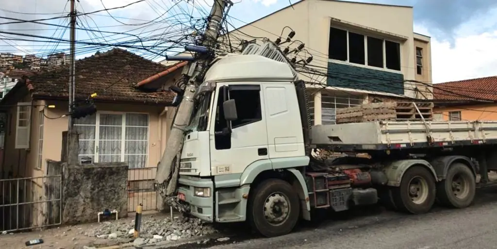 ACIDENTE CARRETA Cortado