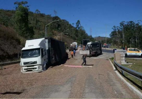 Caminhão passa mais de 13 horas em área de escape no Anel Rodoviário de BH após falha nos freios