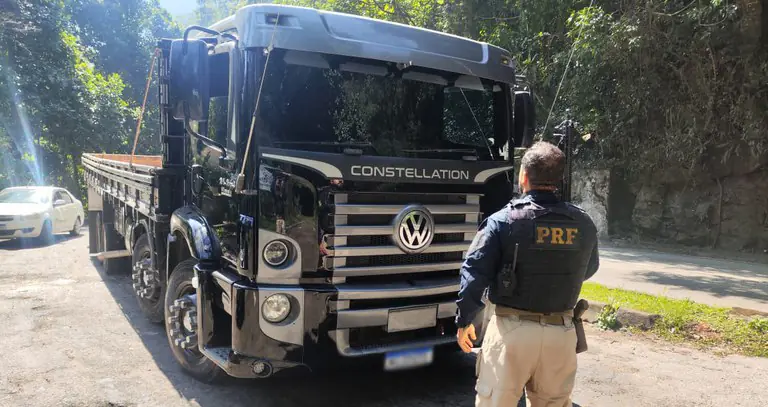 Caminhão roubado é recuperado pela PRF em Petrópolis