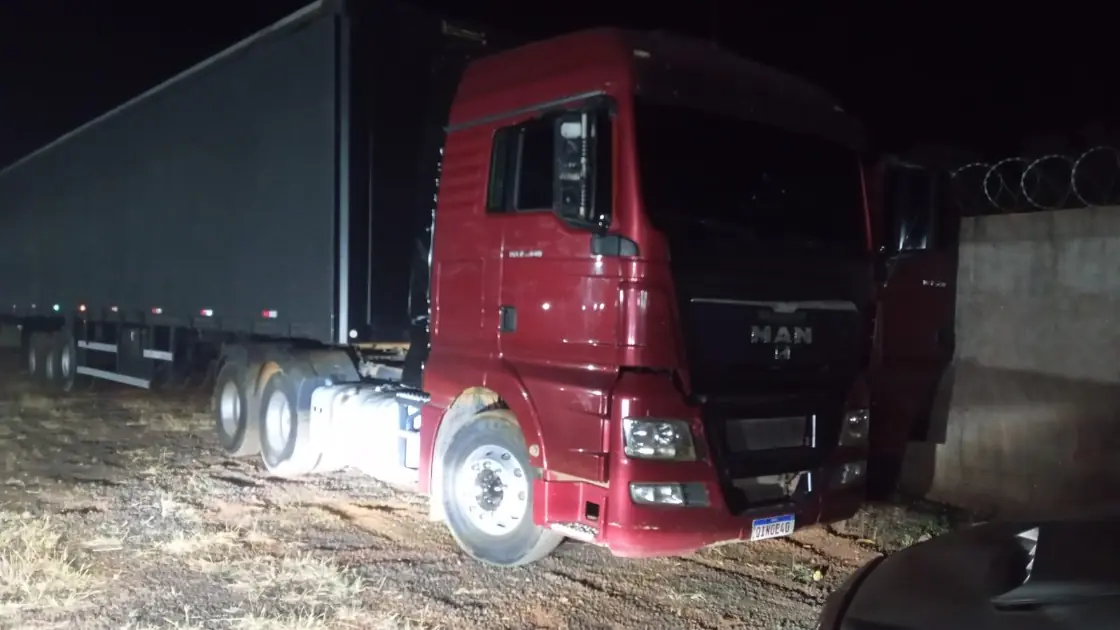 PRF recupera caminhão roubado em Uberlândia e prende motorista