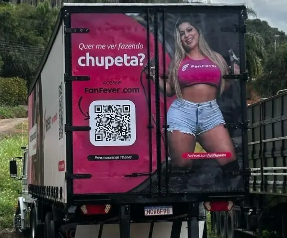 Caminhoneira converte carreta em outdoor ambulante e impulsiona seu perfil de conteúdo por assinatura