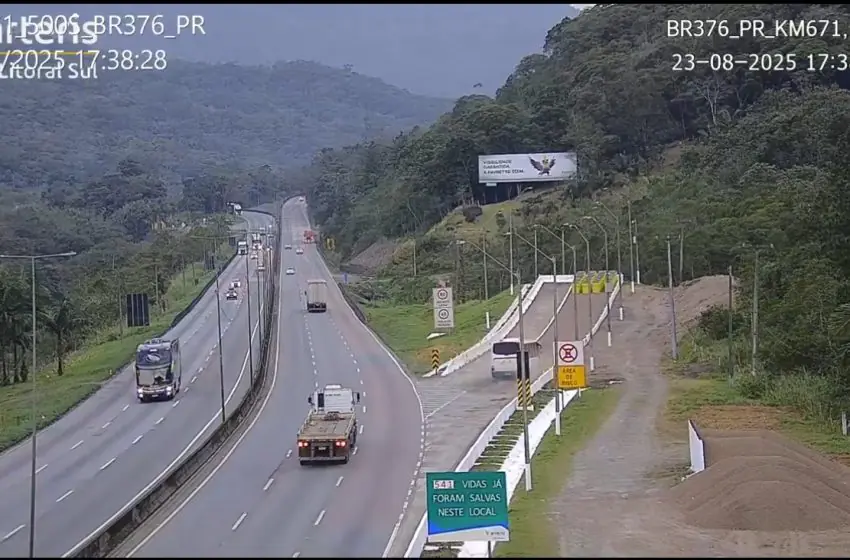Ônibus entra na área de escape da BR-376 em Guaratuba após pane nos freios