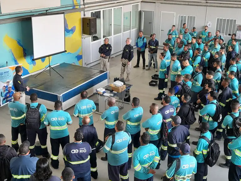 PRF participa de SIPAT e orienta motoristas sobre segurança viária em São Gonçalo