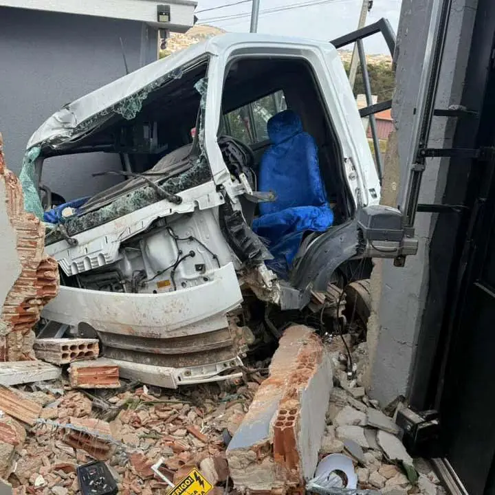 Caminhoneiro passa mal e atinge carro e duas casas em Guaxupé
