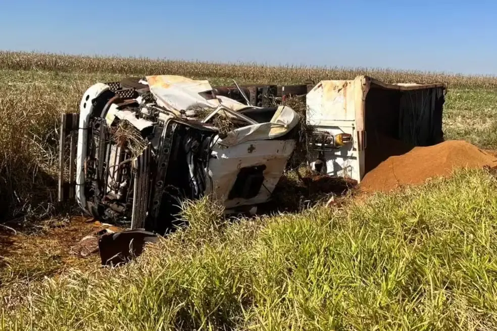 Caminhoneiro morre após carreta tombar na MS-162 entre Sidrolândia e Maracaju