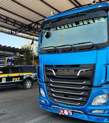 PRF apreende caminhão com placa clonada e drogas na BR-242, em Barreiras (BA)