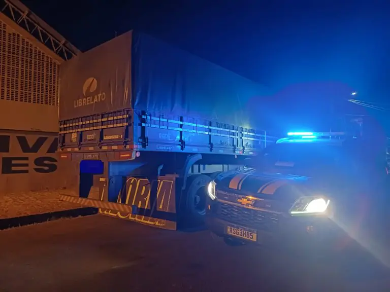 PRF apreende carreta com semirreboque roubado na BR-316 em Picos (PI)