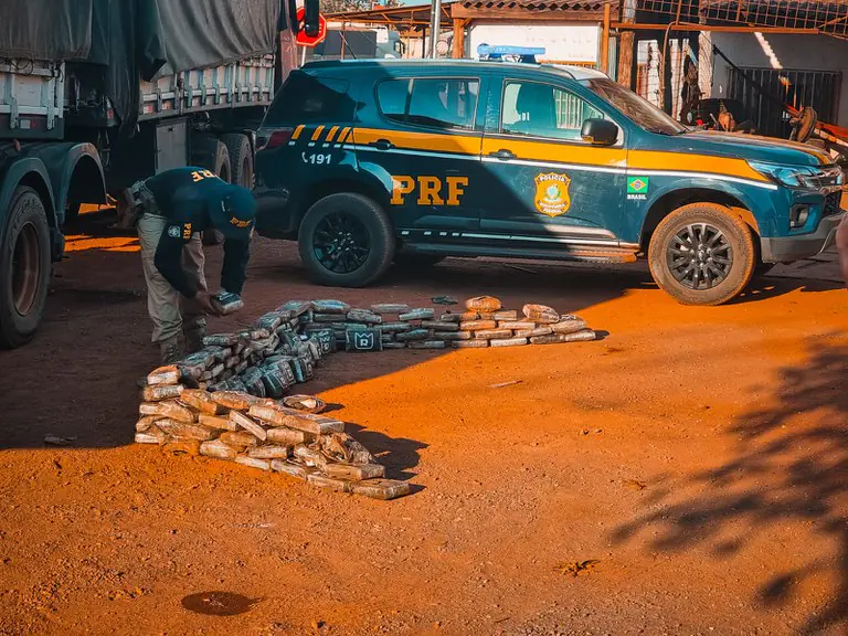PRF apreende 140 tabletes de cocaína escondidos em pneus de carreta em Várzea Grande (MT)