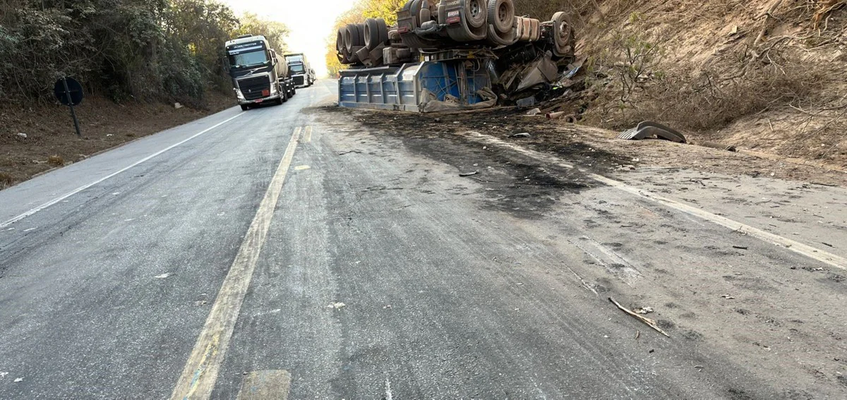 Caminhoneiro morre em colisão traseira com picape na BR-262, em Minas Gerais