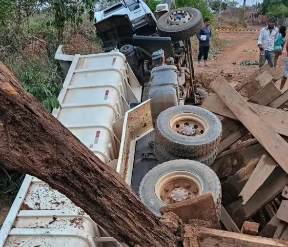 Caminhão cai de ponte de madeira em Governador Jorge Teixeira; morador chama atenção para problema na estrutura