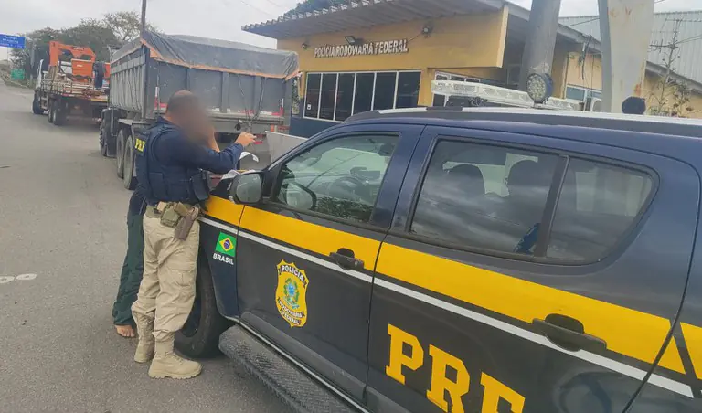 PRF apreende caminhão com quase 12 toneladas de excesso de peso na BR-493