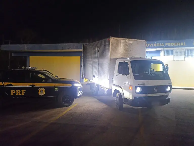 PRF recupera caminhão furtado em Contagem (MG) na BR-381, em Carmópolis de Minas
