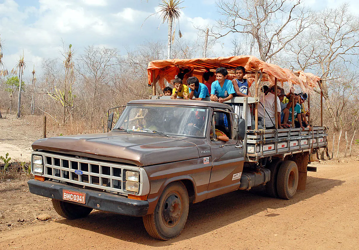 PRF alerta sobre transporte irregular de passageiros em compartimento de carga no Maranhão