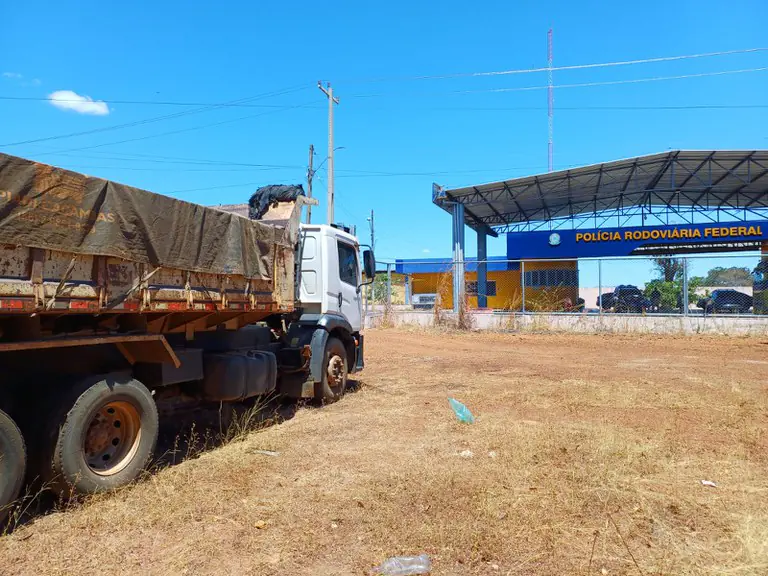 PRF apreende carga irregular de pedras de paralelepípedos na BR-316, em Valença (PI)