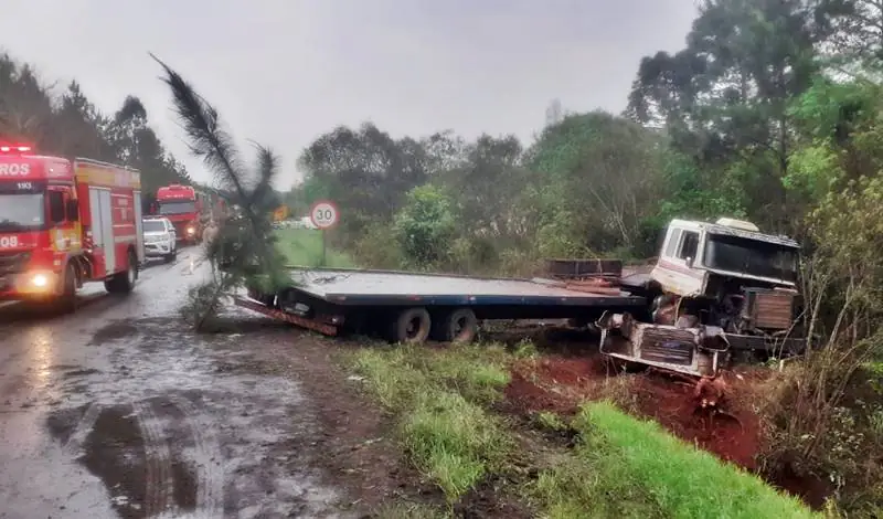 Caminhoneiro fica ferido após saída de pista na PR-151, em São Mateus do Sul