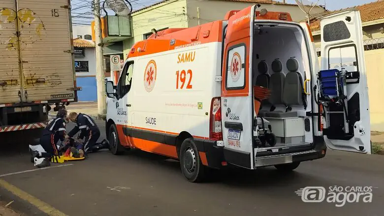 Caminhoneiro de 65 anos sofre queda durante descarga em São Carlos