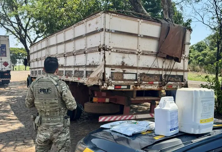PRF apreende caminhão com duas toneladas de agrotóxicos ilegais no Paraná