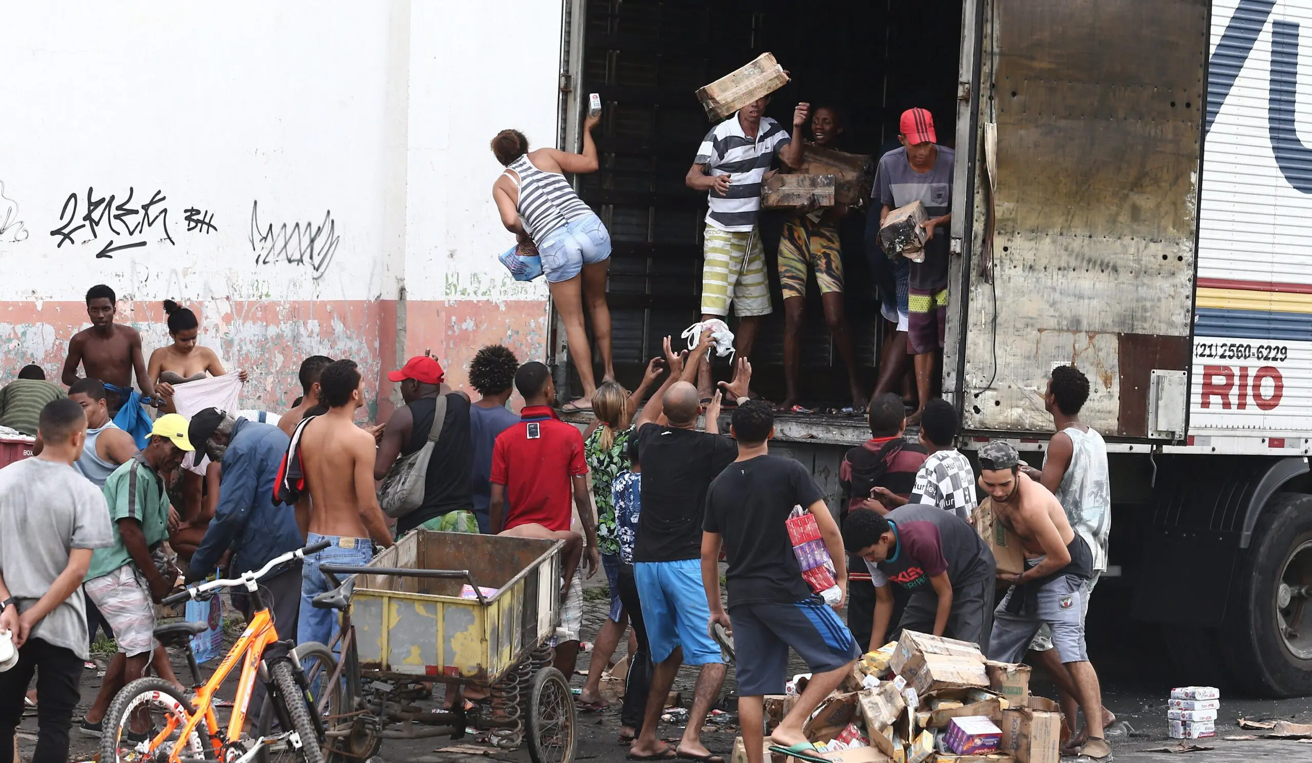 Caminhão tomba na BR-040 e moradores tentam saquear carga, mas encontram caminhão vazio