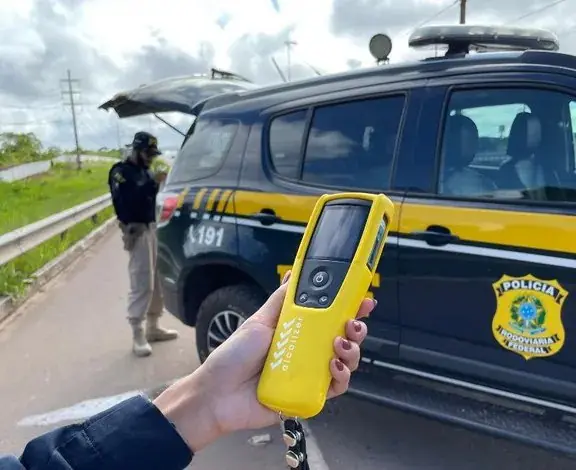 Projeto quer multa de quase R$ 30 mil e até 10 anos sem CNH para caminhoneiro flagrado embriagado