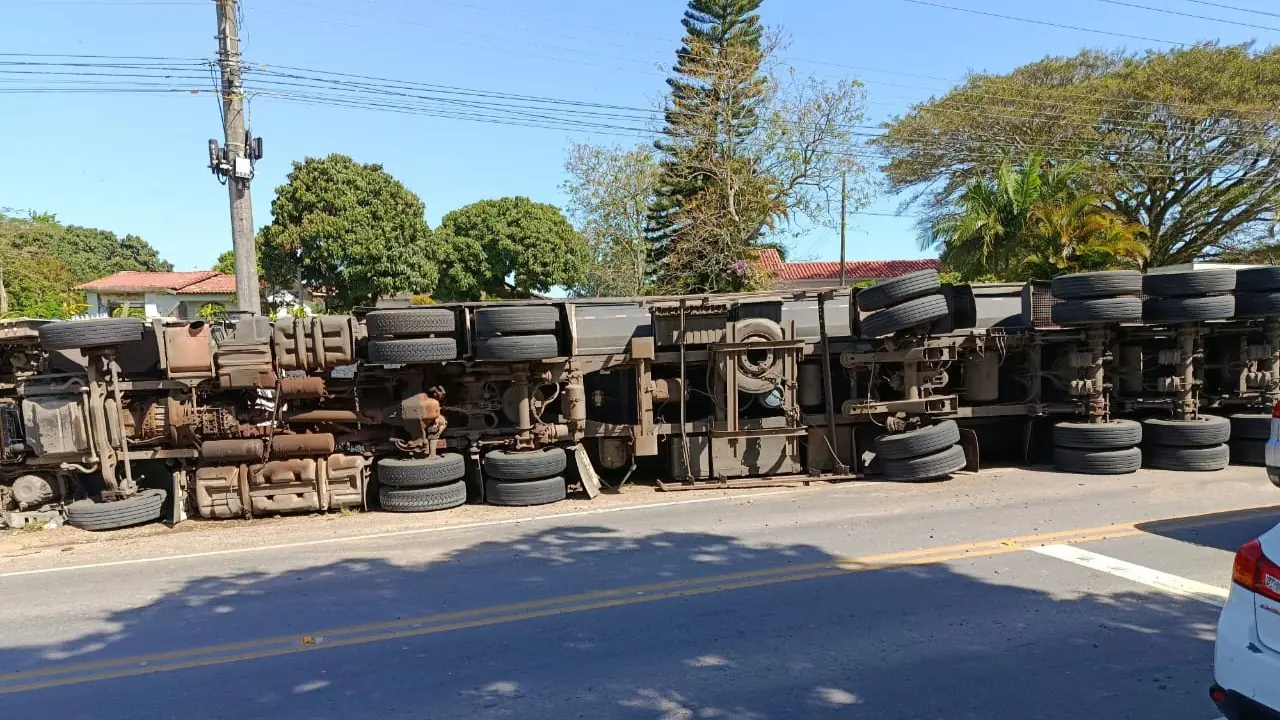 Esposa de caminhoneiro morre em tombamento de caminhão na SC-443, em Criciúma