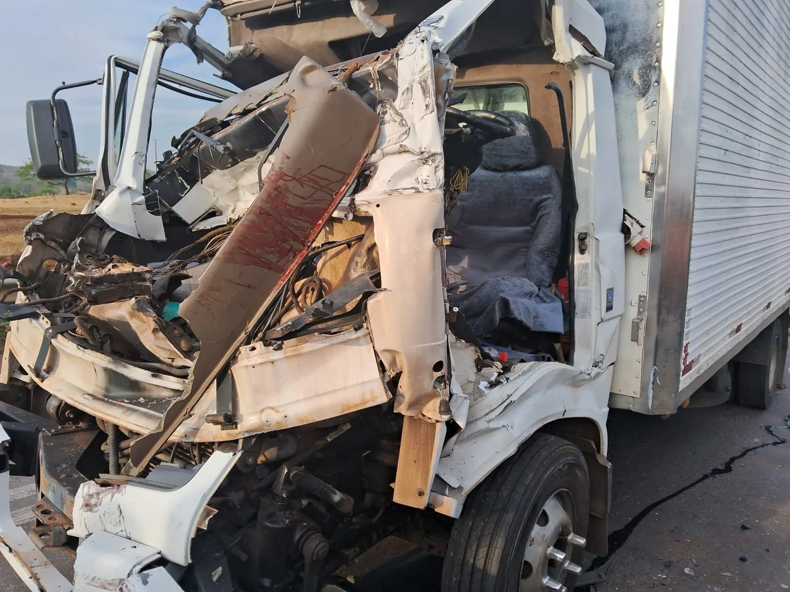 Caminhoneiro fica ferido após colisão entre veículos de carga na BR-060 em Goianápolis