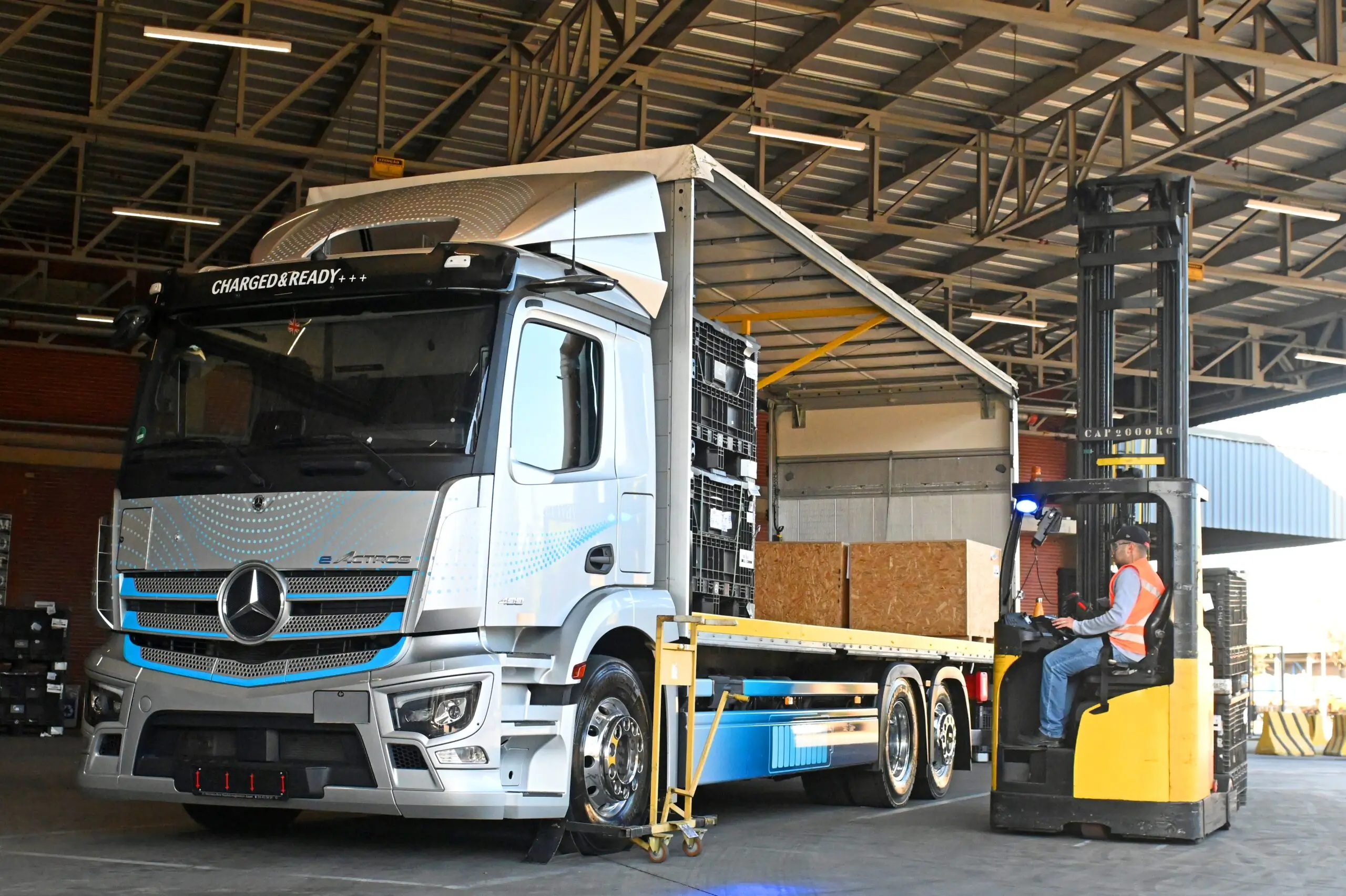 Mercedes-Benz do Brasil adota caminhões elétricos eActros na logística interna da fábrica de São Bernardo do Campo