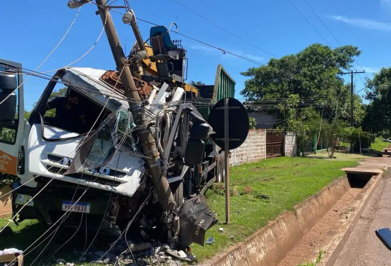 Caminhoneiro fica preso às ferragens após colisão na entrada da Vila São Pedro