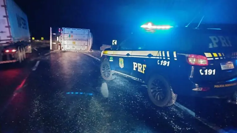 Caminhoneiro morre após carreta tombar na Serra do Cadeado