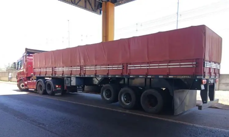 Caminhoneiro é flagrado sem habilitação e com nove pneus lisos em Cascavel