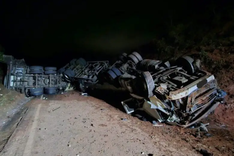 Acidente fatal na MGC-460: caminhoneiro morre após batida entre bitrem e carro