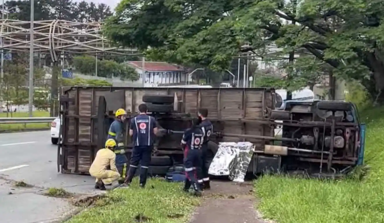 caminhoneiro perde a vida ao ser prensado pelo próprio veículo