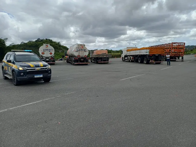 Polícia Rodoviária Federal intensifica fiscalização de produtos perigosos na BR‑324 em Simões Filho (BA)