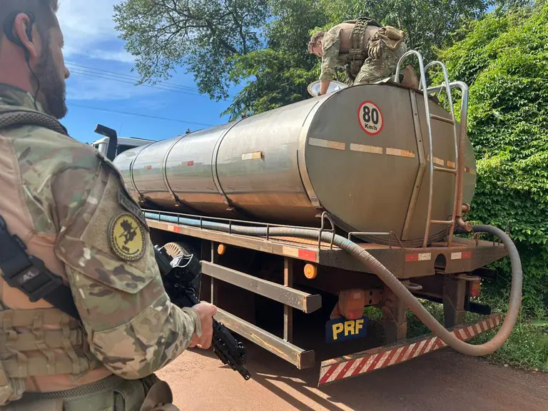 Polícia Rodoviária Federal apreende 4 toneladas de agrotóxicos transportados em caminhão de leite no Paraná