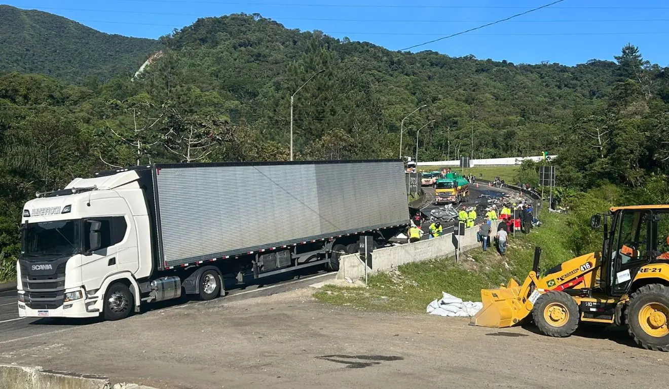 Caminhoneiro morre em grave acidente na BR-376; 14 pessoas ficam feridas, incluindo crianças