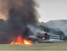 Motorista morre após carreta tombar na PE-009, derramar combustível e pegar fogo