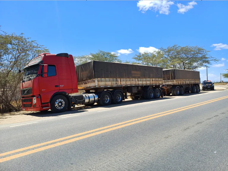 Polícia Rodoviária Federal e DNIT apreendem carga irregular de milho sem nota fiscal na Paraíba