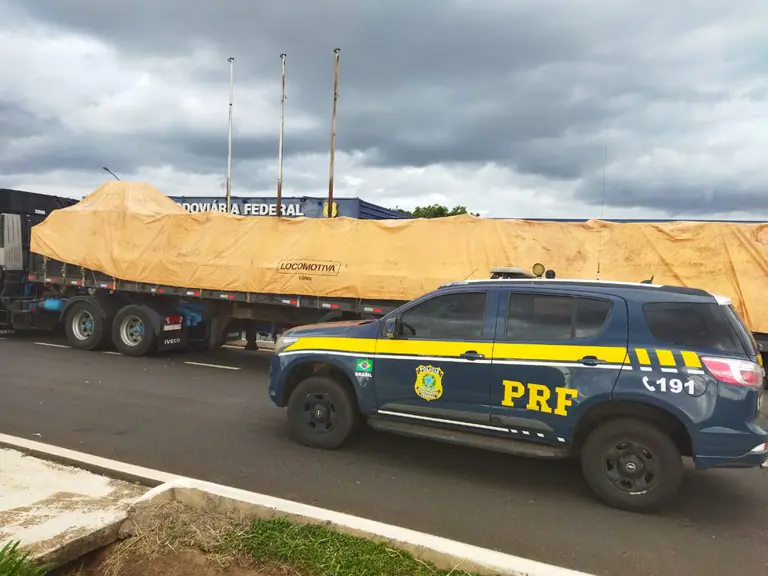 PRF apreende semirreboque roubado com placa falsa na BR-050