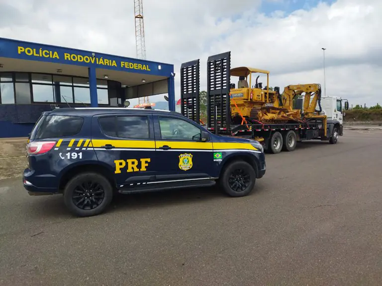 PRF recupera caminhão e trator furtados de São José dos Campos (SP) na BR-381 em Estiva (MG)