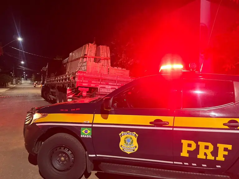 PRF encontra caminhão roubado abandonado na BR-242, em Peixe (TO)