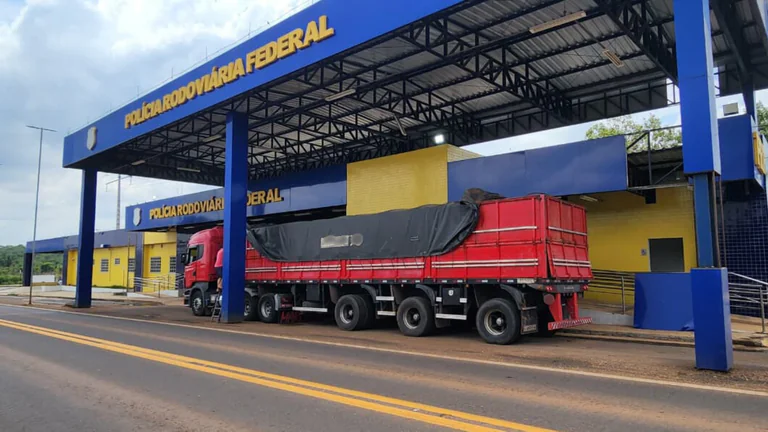 PRF faz operação no Maranhão e barra caminhões com irregularidades