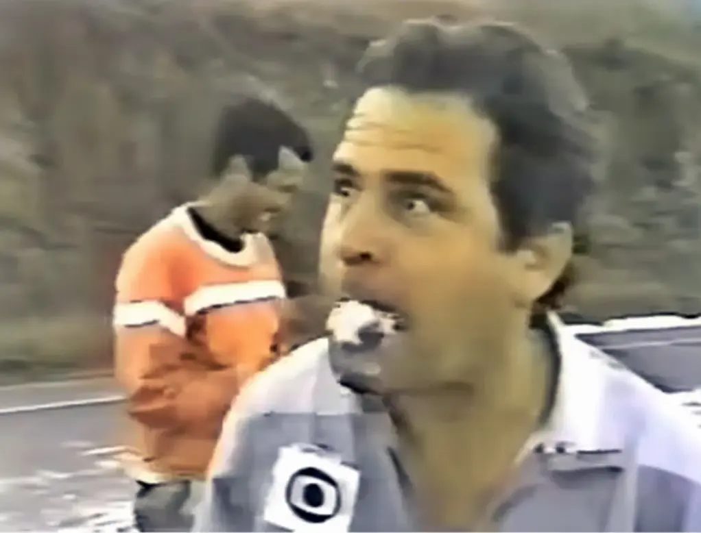 Caminhoneiro come amianto na TV pra provar que material não era perigoso após acidente, e vídeo viraliza décadas depois