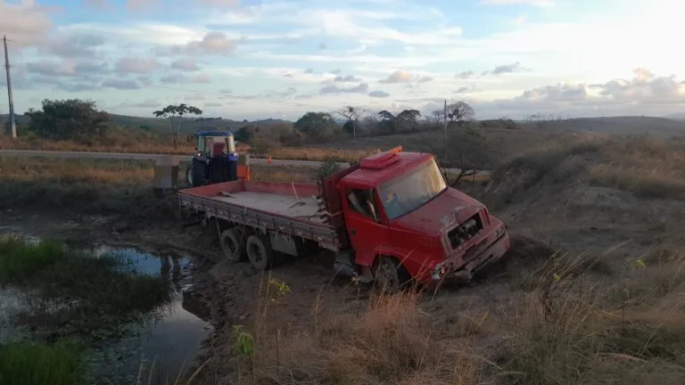 Caminhoneiro fica ferido após caminhão cair em ribanceira na SE-339, em Sergipe