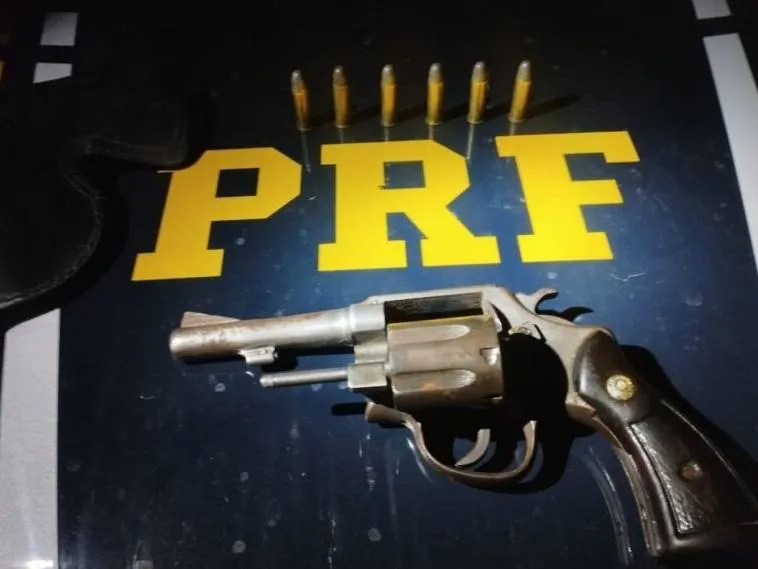 PRF prende caminhoneiro por porte ilegal de arma na BR-251 em Salinas (MG)
