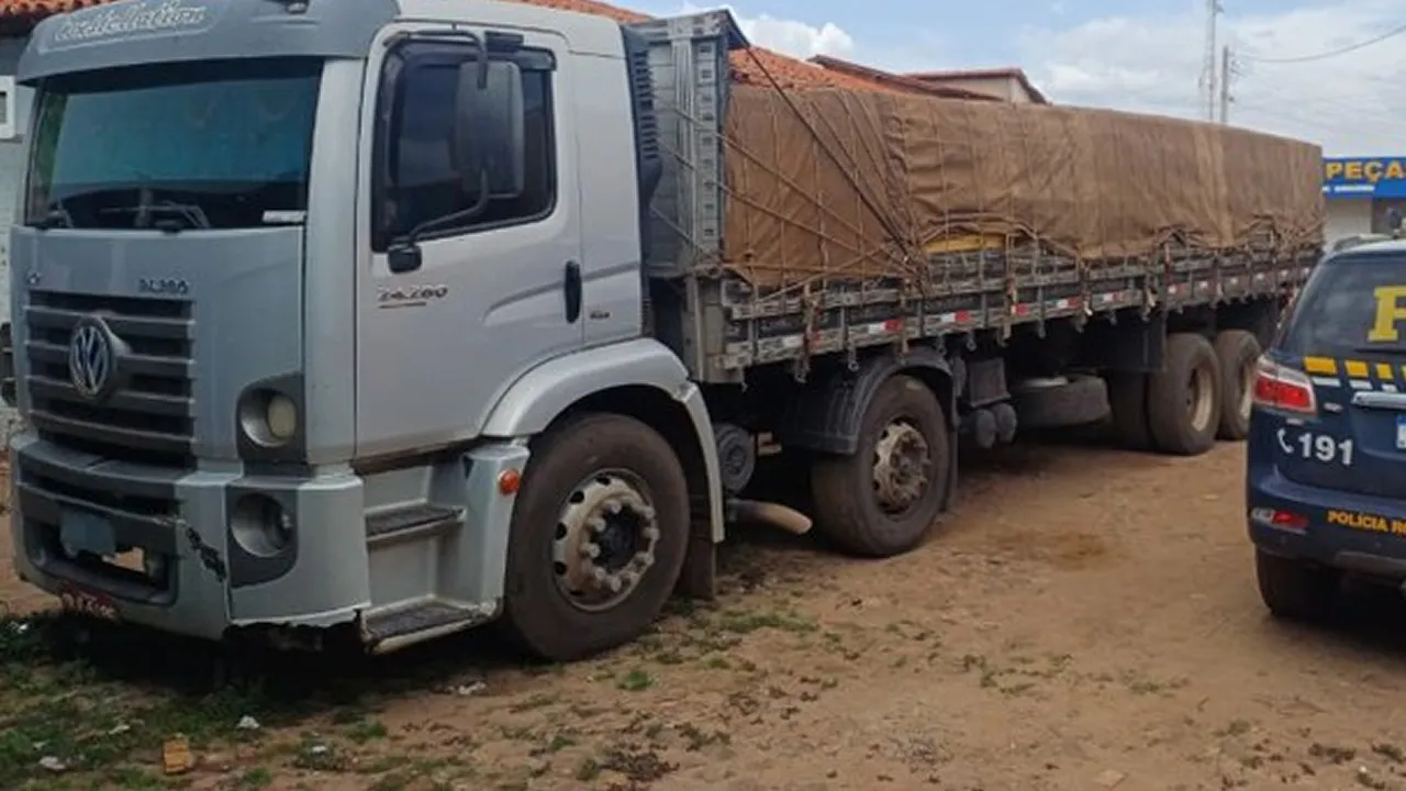 PRF flagra transporte irregular de madeira com documentação falsa em Batalha (PI)