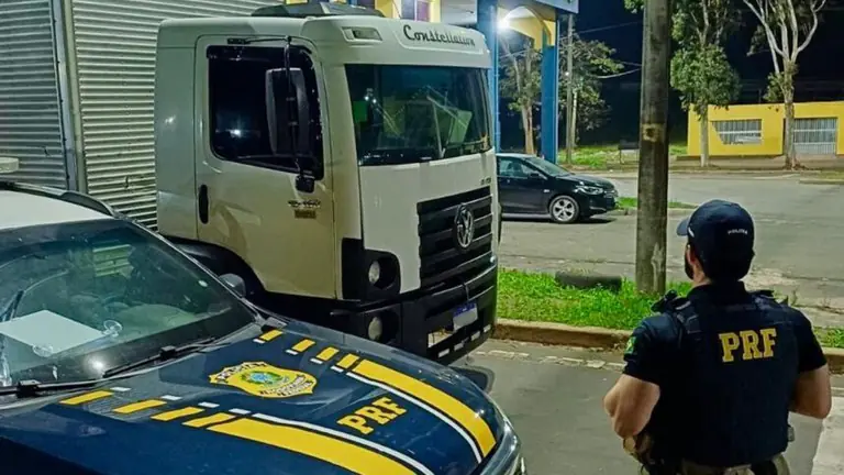 Fiscalização da PRF flagra caminhão adulterado e motorista com CNH suspensa em São Luís
