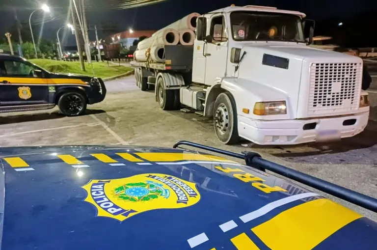 PRF recupera caminhão roubado na Pavuna (RJ) em ação da Operação Atena