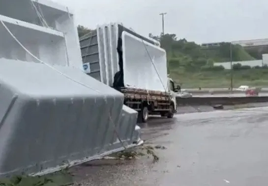 Caminhoneiro morre esmagado por piscina durante descarga na BR-381, em Betim