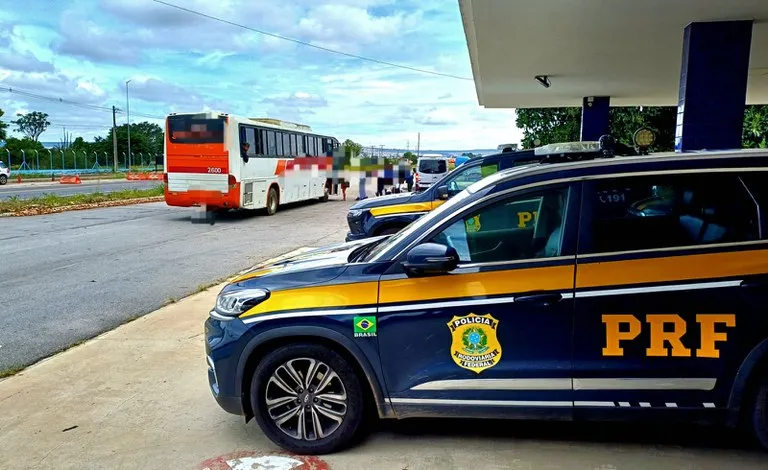 PRF flagra motorista com CNH provisória dirigindo ônibus com quase 50 passageiros em Vitória da Conquista (BA)