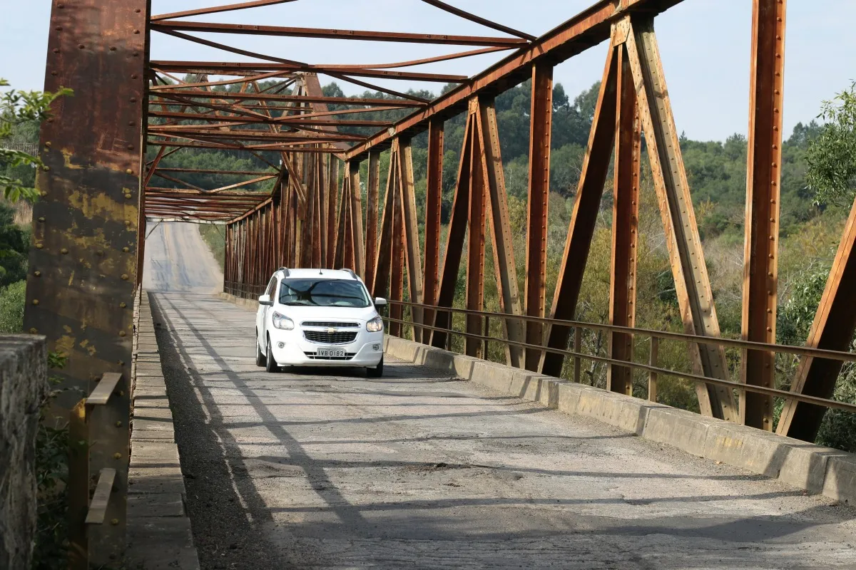 Conheça a ponte que só passa um veículo por vez.