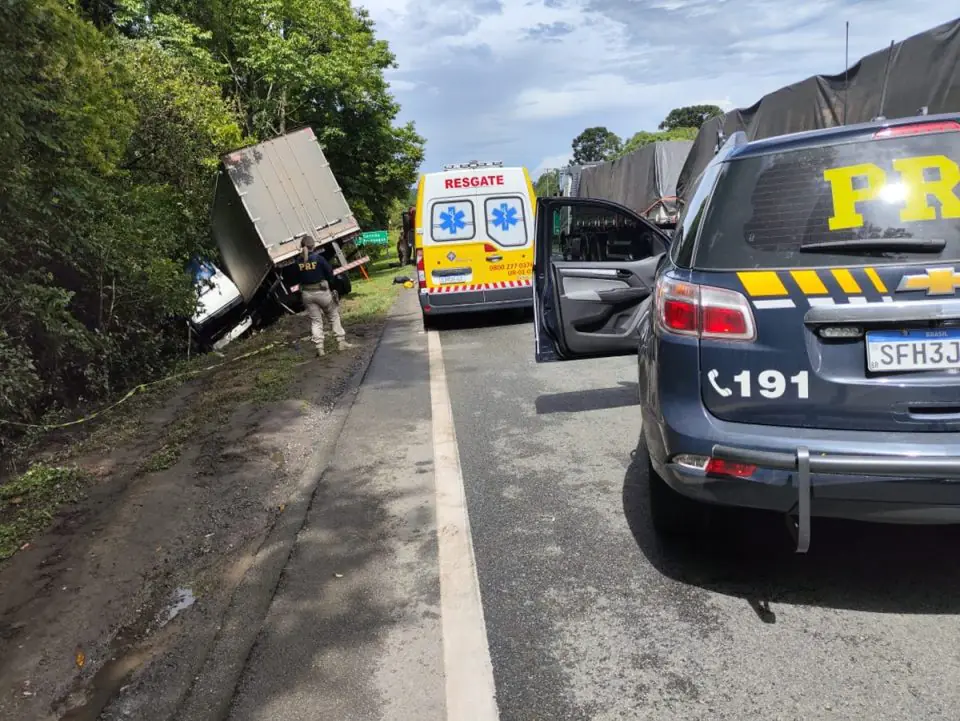Caminhoneiro fica preso às ferragens depois de perder controle de caminhão na BR 277 no Paraná